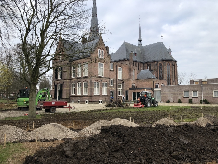 Pastorietuin Willibrordkerk in Vleuten. Start werkzaamheden restauratie pastorietuin/kerkplein
