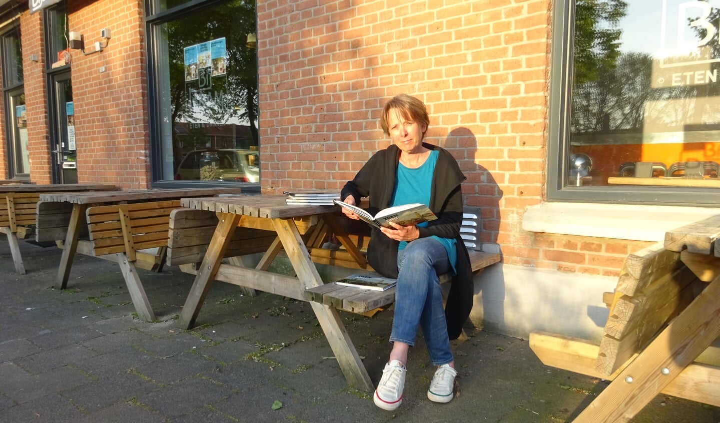 Paula Swieringa met haar boek.