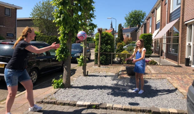 Jeugdlid Tess speelt met haar nieuwe volleybal