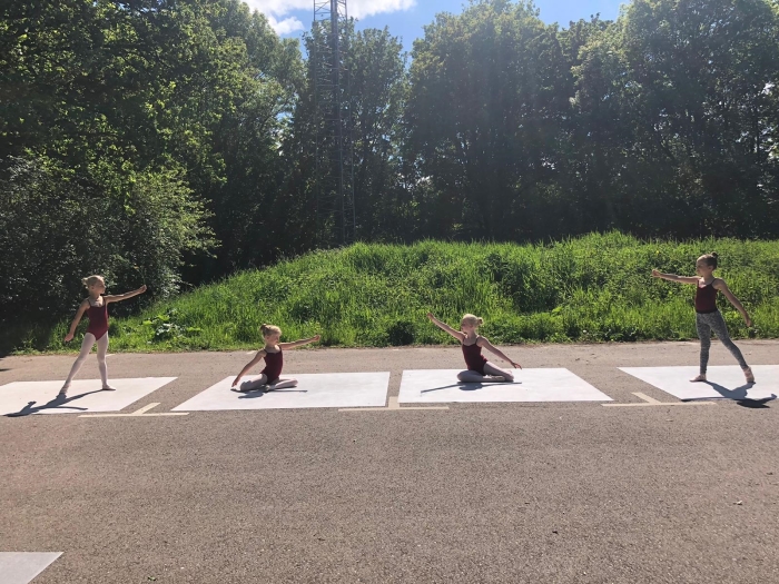 Dansstudio OVKB geeft buiten les op speciale dansmatten, waardoor er een goede dansvloer is en afstand houden gewaarborgd is.