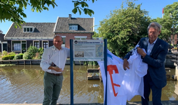 Burgemeester Maasrten Divendal en SOHW-directeur Bernt Feis onthullen het bord bij de steiger in Abcoude