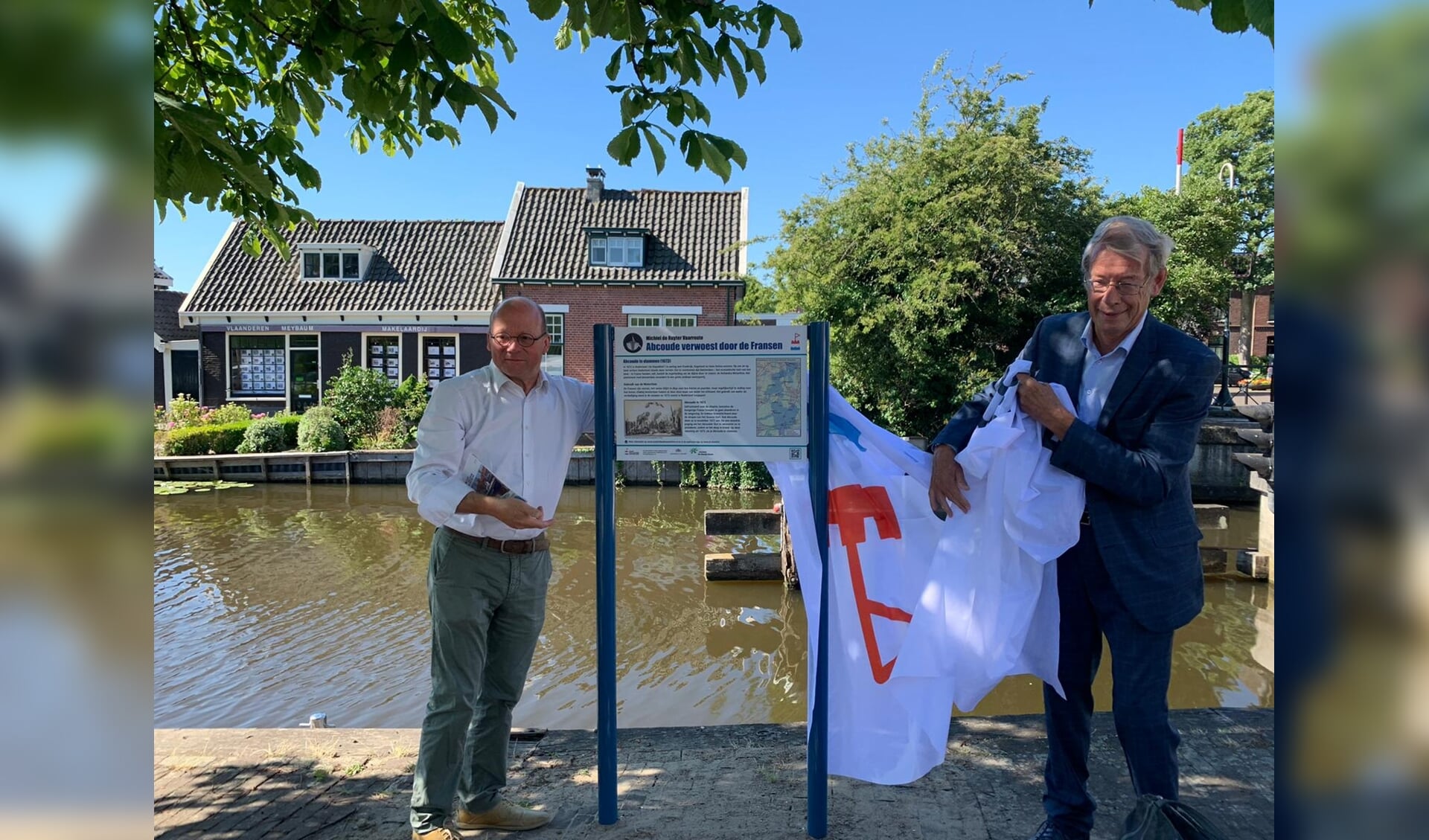 Burgemeester Maasrten Divendal en SOHW-directeur Bernt Feis onthullen het bord bij de steiger in Abcoude