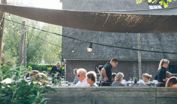 Het terras is corona-proof en klaar om van te genieten.