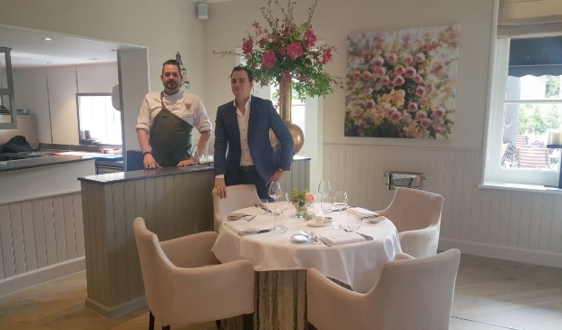 Chef-kok Mark de Vries en maître/sommelier Sascha Maarseveen in de nieuwe inrichting.
