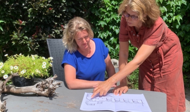 Dunja van Kleef (mantelzorgconsulent gemeente Woerden en bestuurslid Stichting Logeerhuis) – links op de foto - en Mirjam Bijlenga (directeur De Mantelmeeuw en projectleider) bezig met de indeling van het logeerhuis