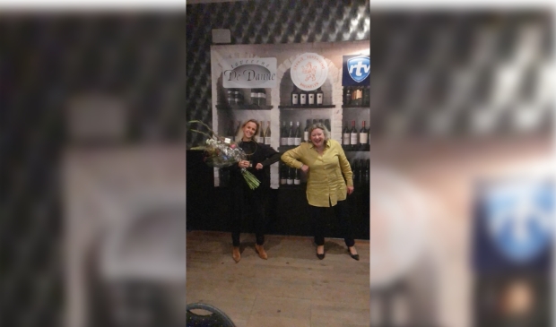 Kitty Korte (l) met de wisseltrofee, die zij kreeg van Elly Halbmeijer.