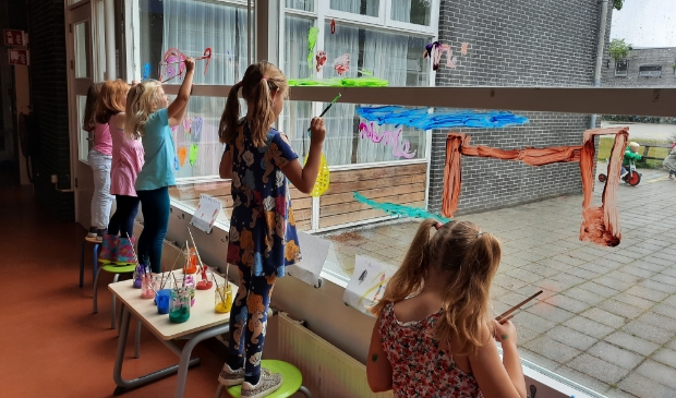 Groep 3 en 4 verven op de ramen