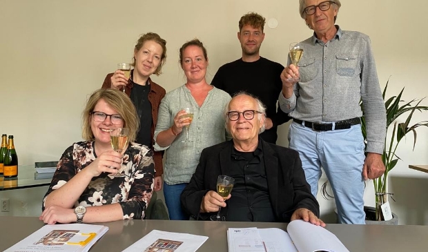 V.l.n.r.: Suzan te Brake (het Utrechts Monumentenfonds), Roos Stelling (filmprogrammering), Madeleine Stelling (Springhaver), Sjef Stelling (LHC), Jos Stelling en Anton Kramer (directie).