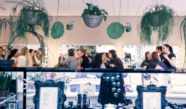 <p>studenten aan het werk bij Feel Good makeup academy</p>