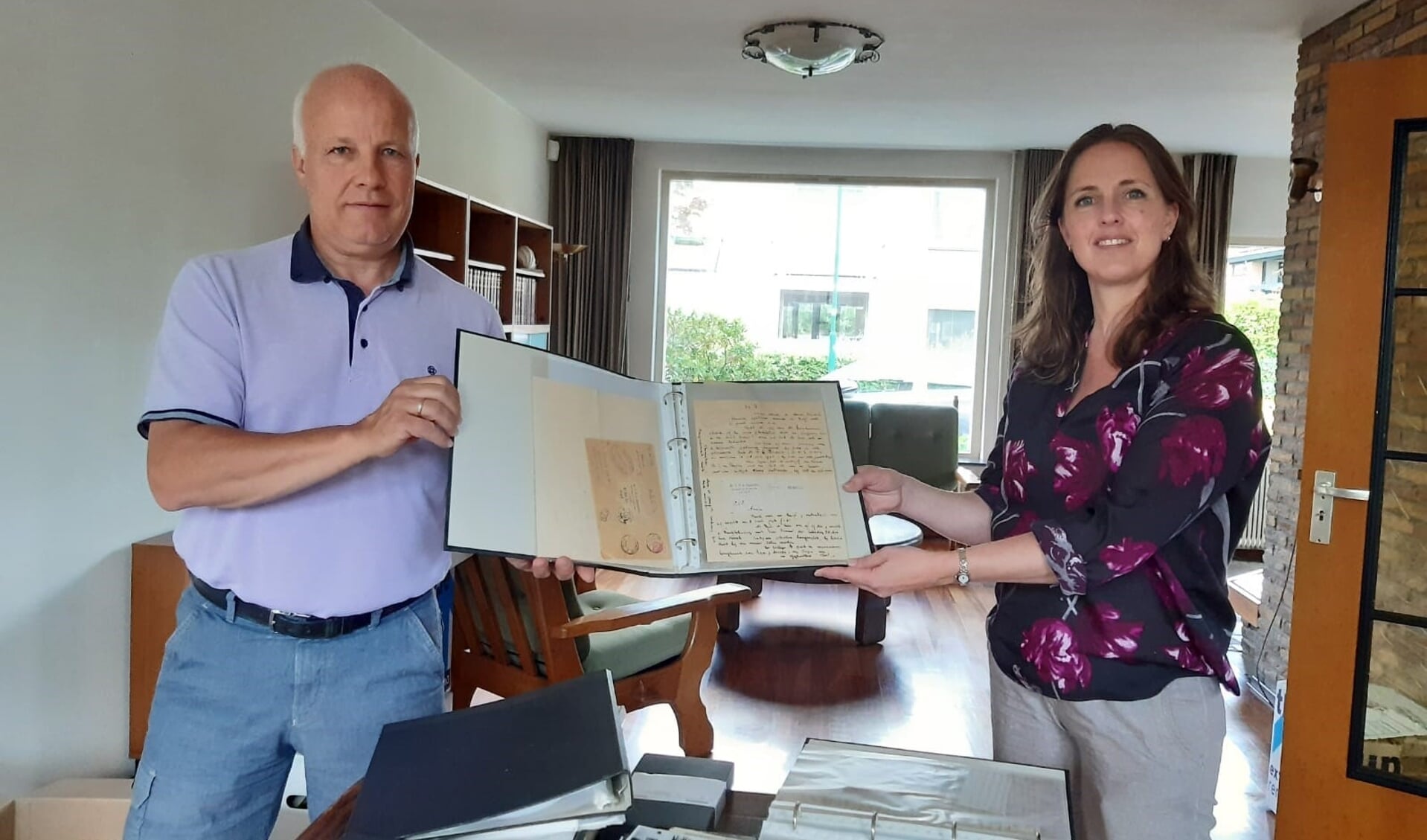 Mart Verkuil overhandigt de collectie van zijn vader aan Roosmarijn Ubink, directeur RHCVV 