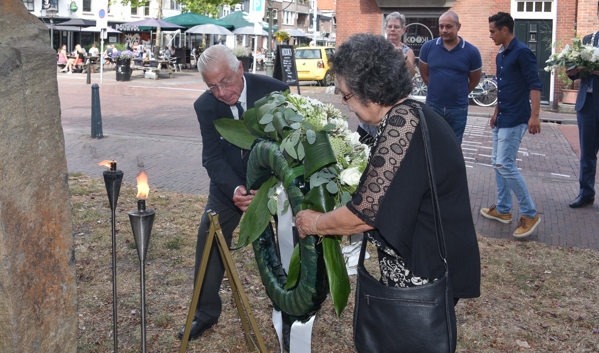 Johan Bakker en Mw. Van Lawick van Pabst-Anthonijsz leggen een krans