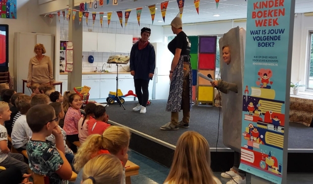 <p>Kinderen van De Zilvermaan moeten erg lachen om de verkleedkunsten van meester Ad</p>