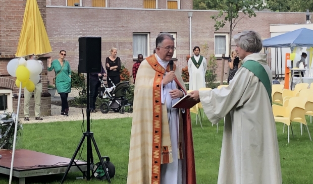 <p>Pastoor Los zegent de pastorietuin in aanwezigheid van ca. 80 parochianen</p>