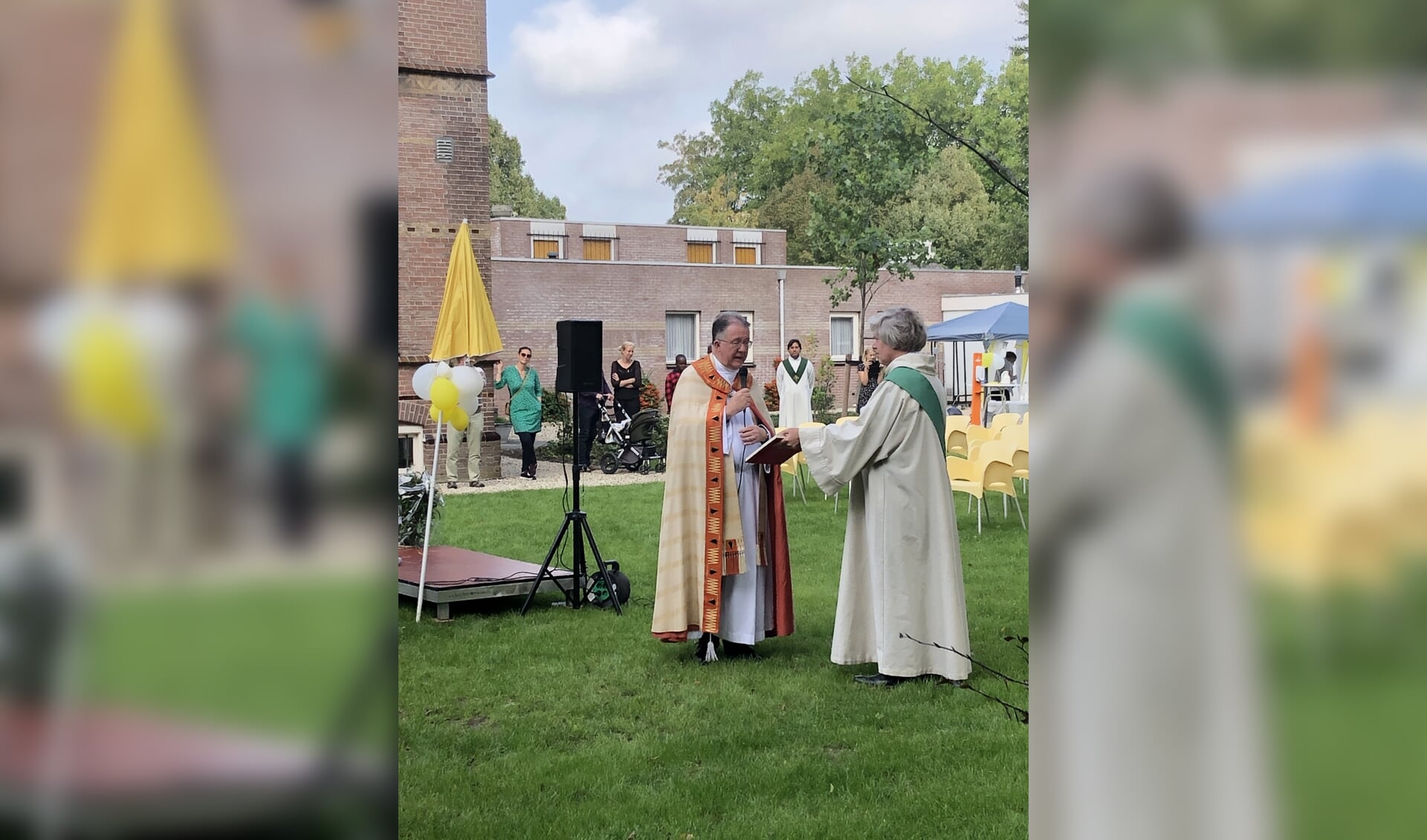 Pastoor Los zegent de pastorietuin in aanwezigheid van ca. 80 parochianen