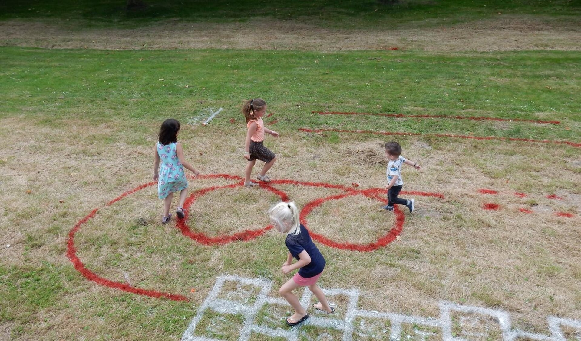De kinderen vroegen een hinkelbaan en een speelparcours op het gras.