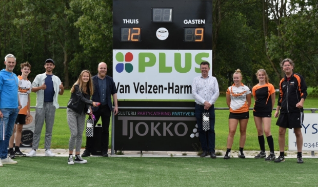 <p>Groepsfoto met aan de directe zijden van het scorebord, links Michael de Bruijn en rechts Harold van Velzen namens PLUS van Velzen</p>