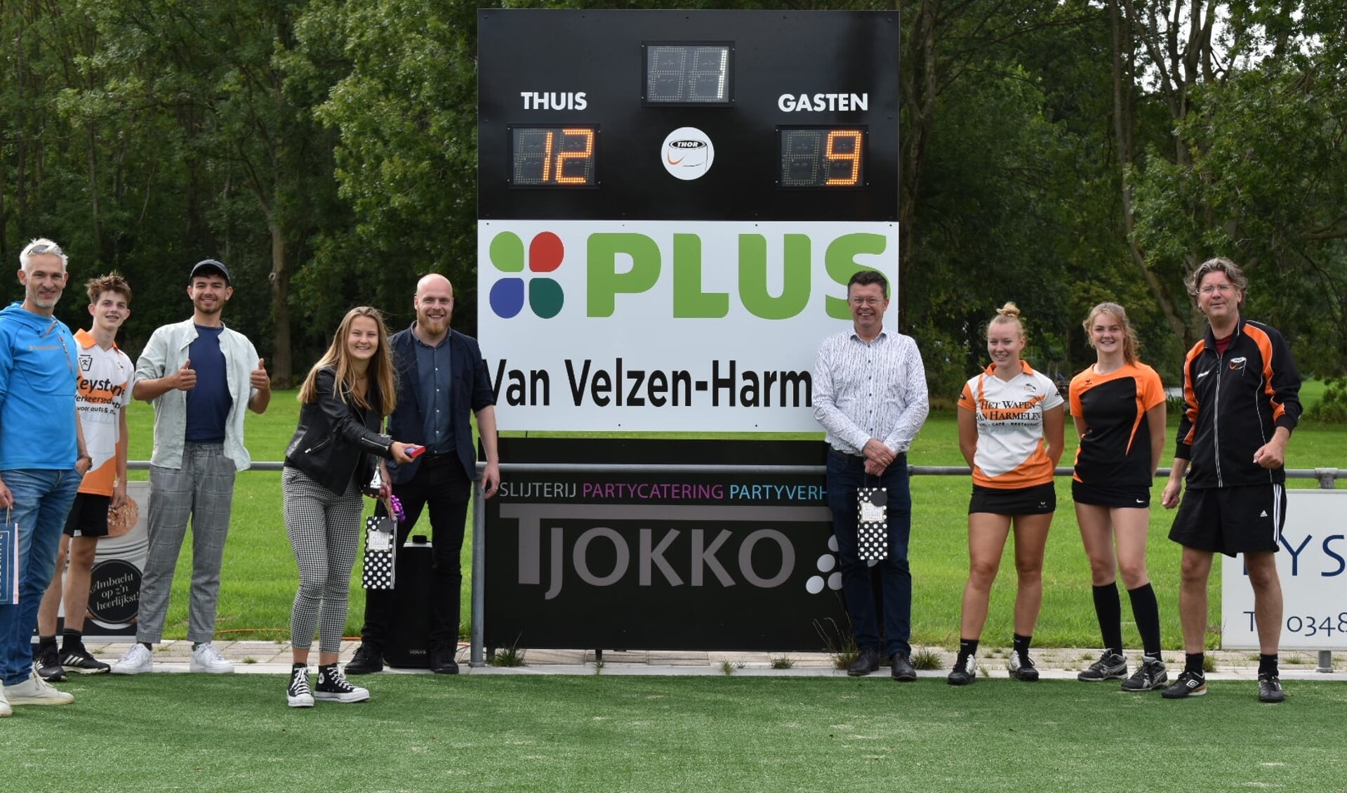 Groepsfoto met aan de directe zijden van het scorebord, links Michael de Bruijn en rechts Harold van Velzen namens PLUS van Velzen