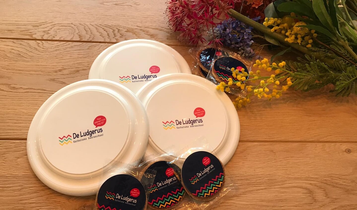 Frisbees en stroopwafels met nieuw logo