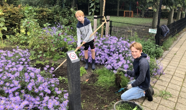 <p>Job en Mees onderhouden de buurttuin</p>