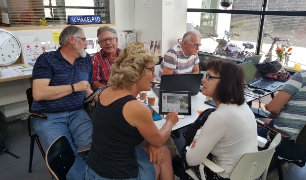 <p>Digitale Bruisplek inloopspreekuur in buurtcentrum De Schakel (genomen voor corona uitbraak)</p>