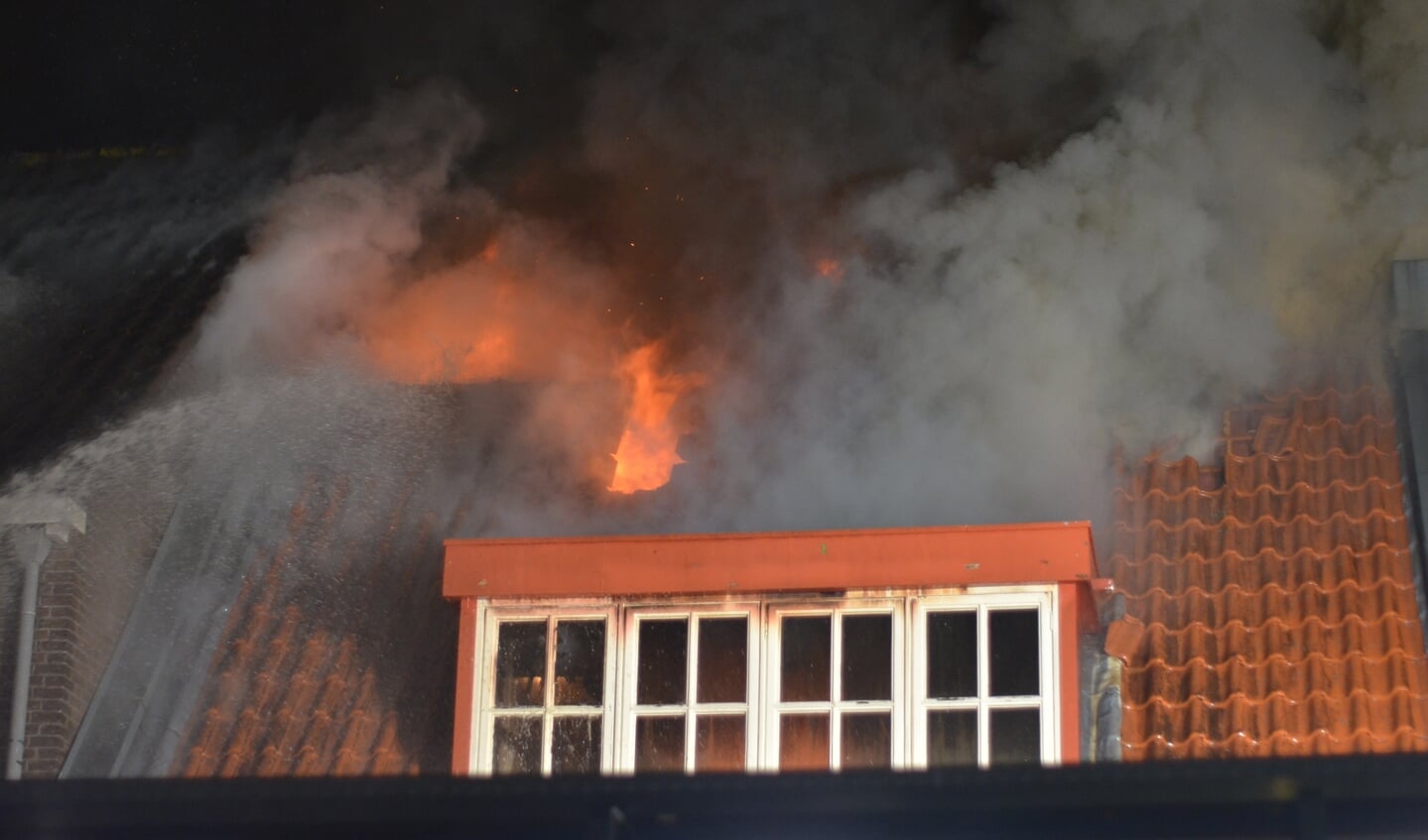 HARMELEN - Zaterdagmorgen 12 september rond 0.15 uur was brand ontstaan in een cafetaria aan de Kalverstraat in Harmelen. De brand is opgeschaald naar grote