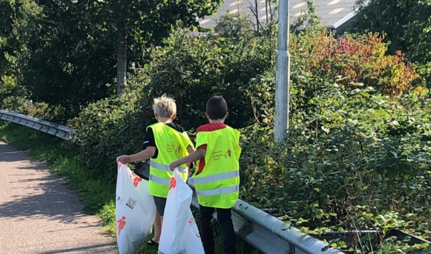 Collin en vriendje Oscar aan de slag tijdens Vleuten Schoon!