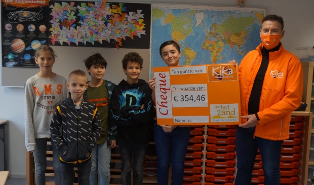 Leerlingenraad OBS Het Zand overhandigt cheque aan Kika