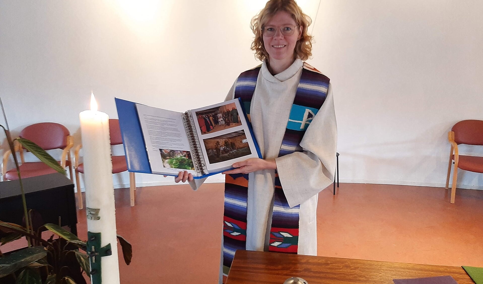 Ds Marije Karreman ontvangt jubileumboek Testament 2020