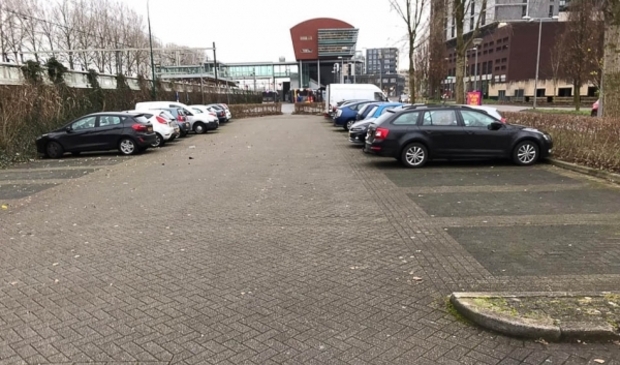 <p>Genoeg parkeerruimte in de buurt</p>