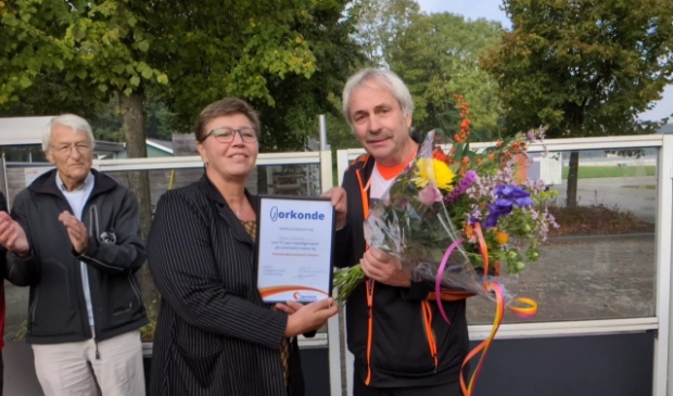 <p>Voorzitter Paul Mensink, wethouder Hetty Veneklaas en coach Johan Volmer </p>