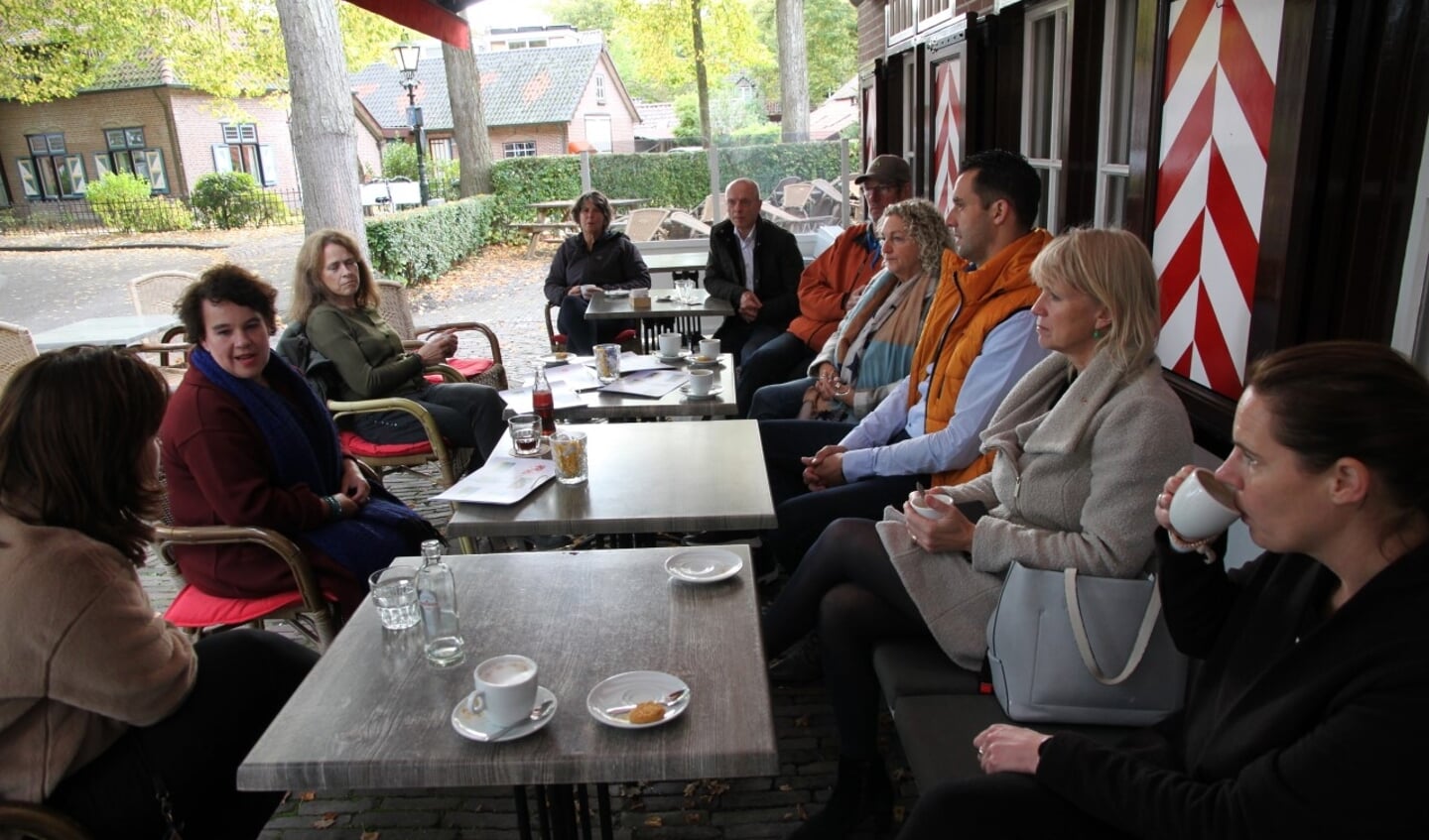 Burgemeester Dijksma (2e van links) wordt bijgepraat over Haarzuilens.