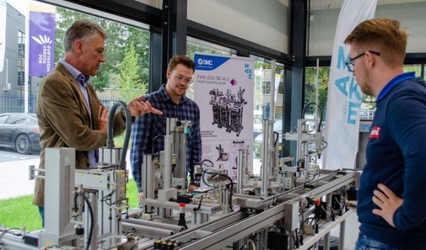 <p>Docent Paul Siermann met studenten Thijmen van Gorkom en Patrick van Schaik </p>