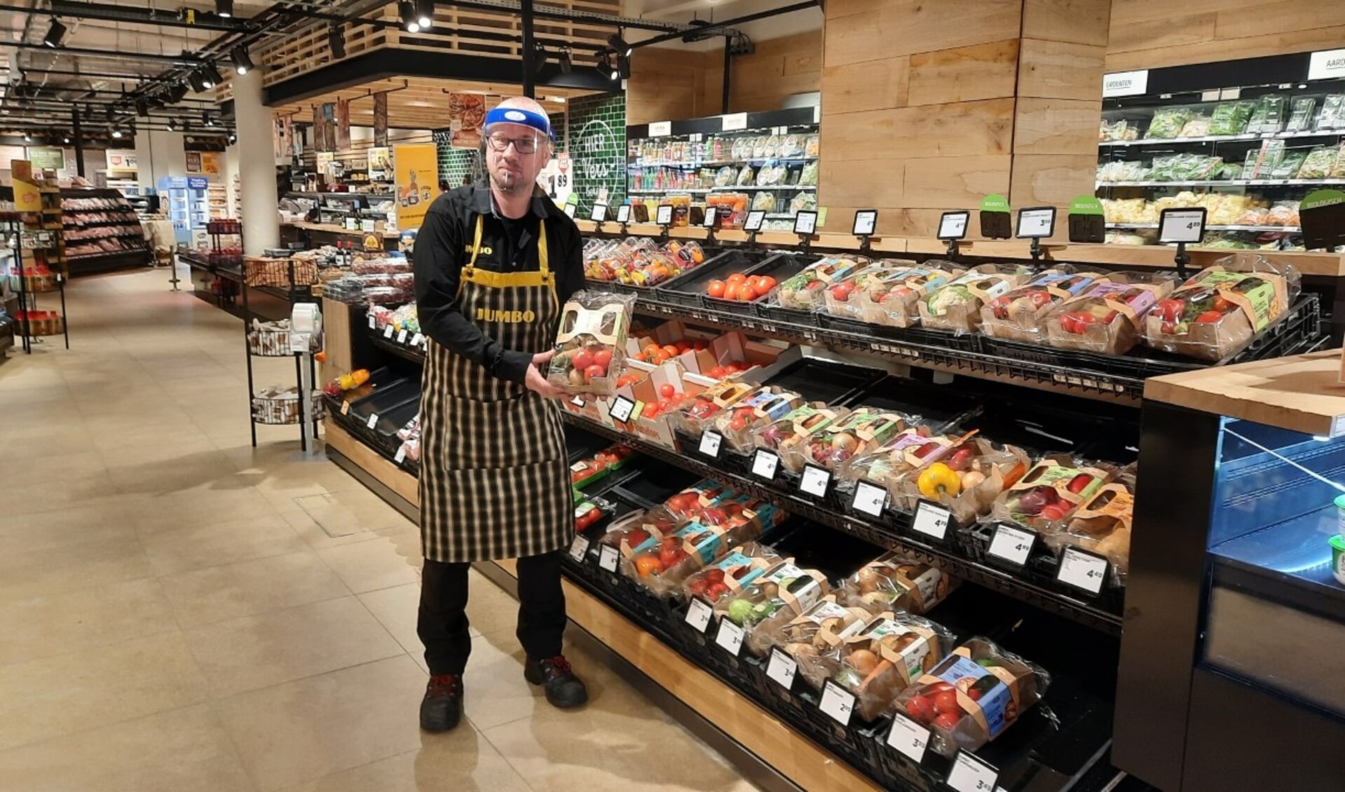 Robert bij het grote assortiment verspaketten op de groenteafdeling.