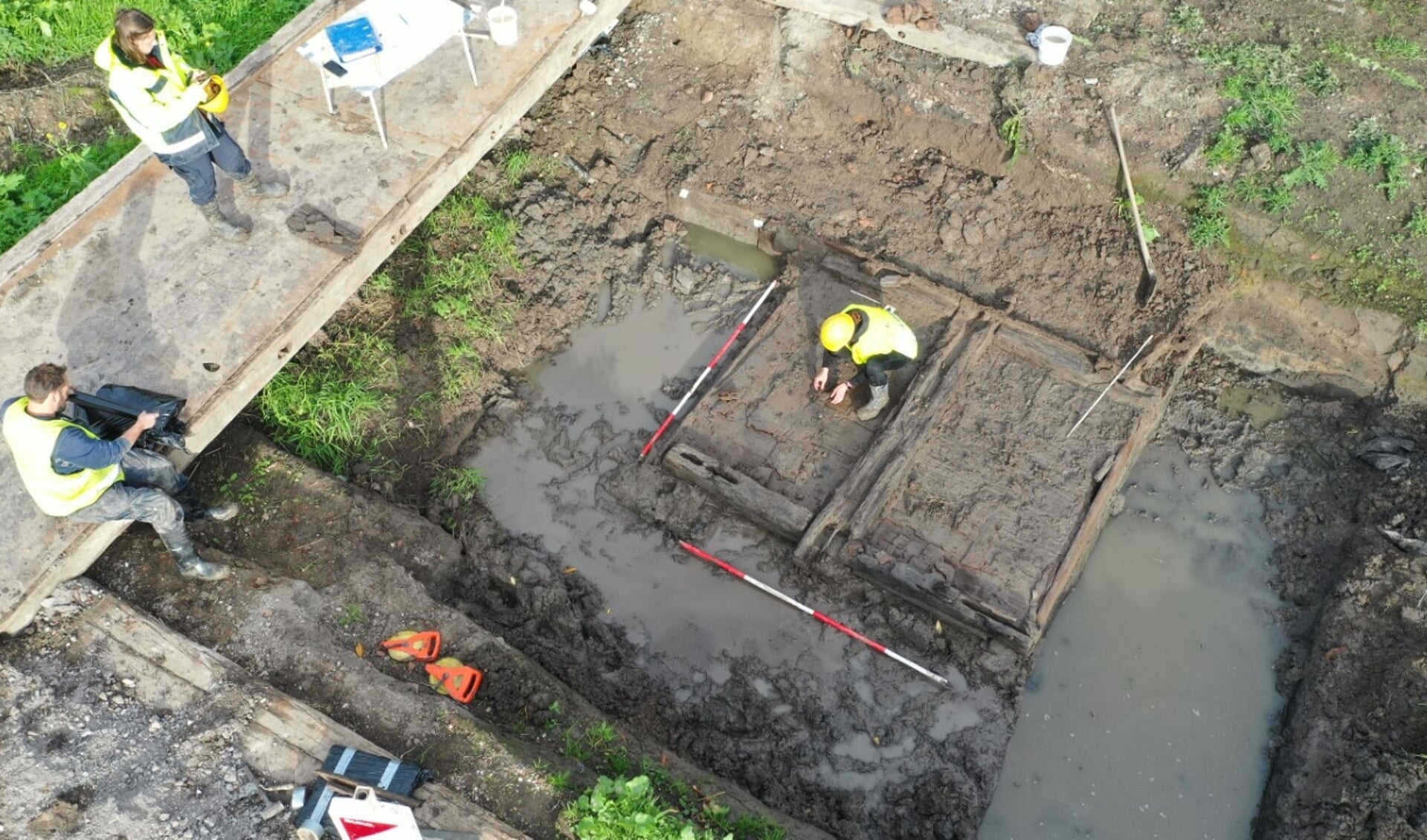 Archeologen onderzoeken de gevonden stuw bij slotgracht kasteel Nijevelt.