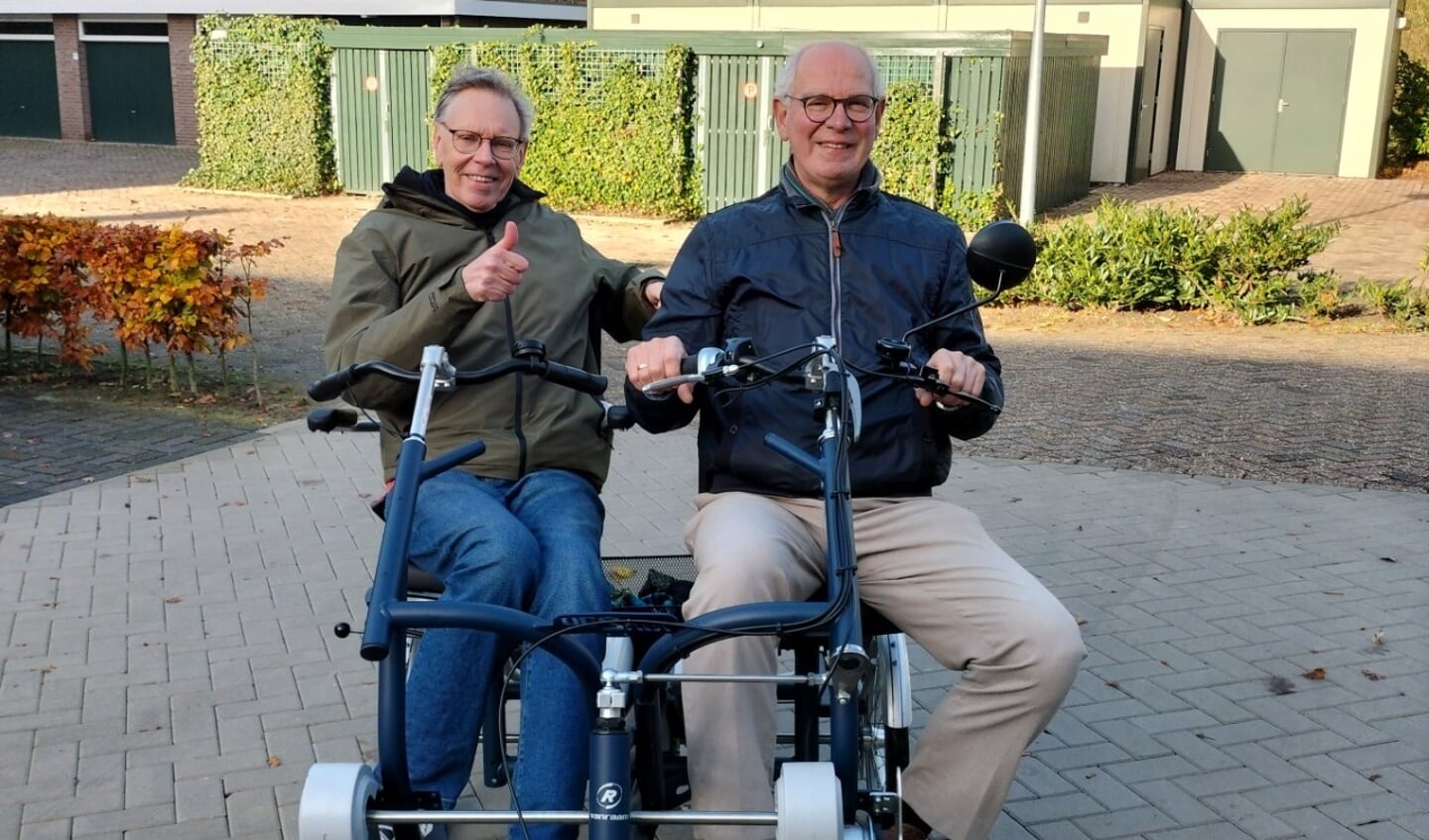 Logé (links) geniet van een uitje op de duofiets met vrijwilliger Kees. (Foto Astrid van Os)