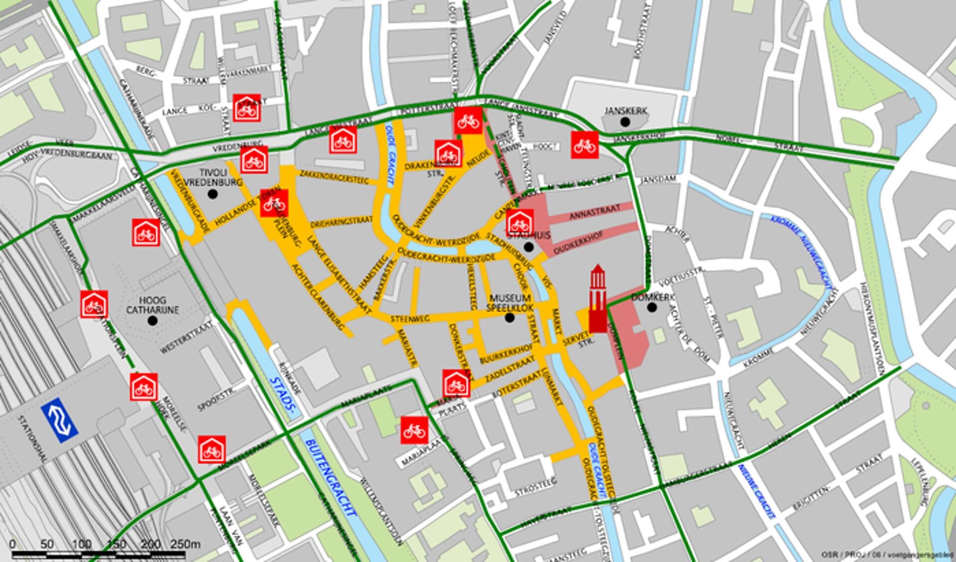 Kaart van het voetgangersgebied (geel) en de autovrije straten (rood). In groen de fietsroutes. De gestippelde lijnen gaan naar de fietsenstallingen. 