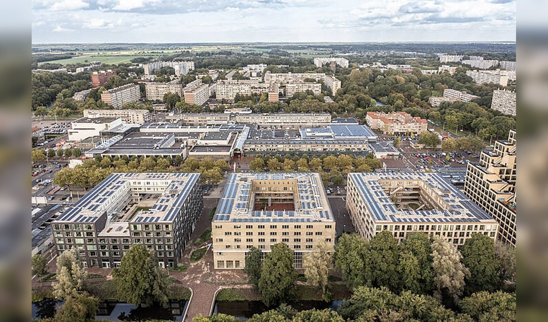 Een van de drie plekken in Overvecht die profijt zal hebben van de Woningbouwimpuls is Centrum Overvecht. Op de voorgrond drie nieuwe woonblokken (‘DeBuurt’) met 343 huurwoningen. Foto: AM. 