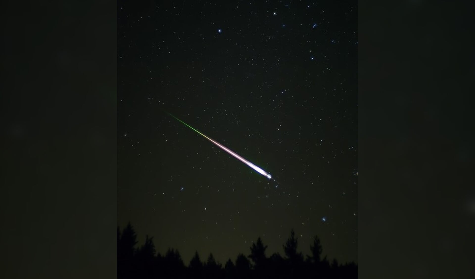 De foto is een opname van een zeer heldere meteoor tijdens de meteorenzwerm Leoniden in november 2009.  Credit: Ed Sweeney, Santa Cruz, USA (gebruiker Navicore op Wikipedia 