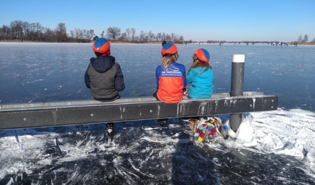 Een aantal jeugdschaatsers rusten uit op het natuurijs van Loosdrecht