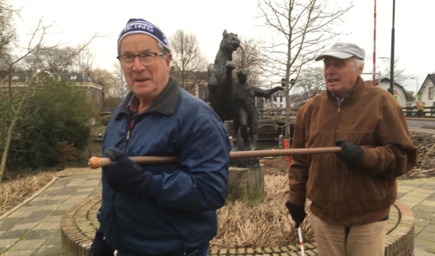 <p>Gijs en Dik op gepaste afstand aan de wandel.</p>