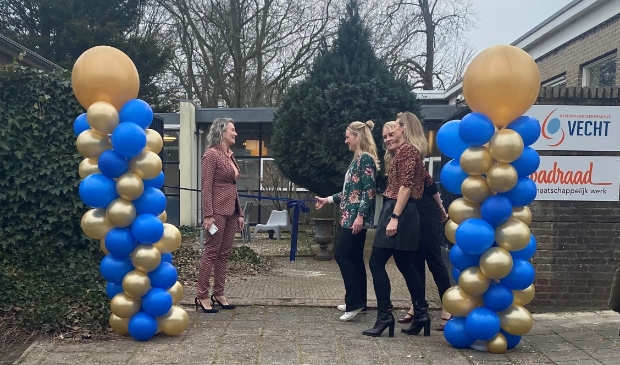 Opening door J.Knijnenburg, L.Luimes, K.Heeringa, DT van Dijk, eigenaren Verloskundigenpraktijk de Vecht