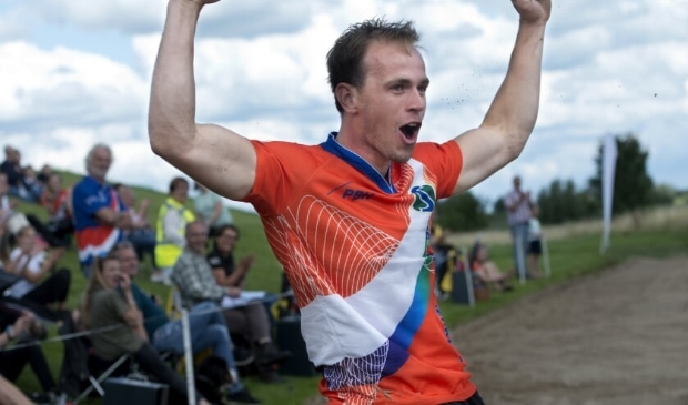 11-07-2020: Fierljeppen: RB Traprenovatiebokaal: Jaarsveld Winnaar Rian Baas (Erik van Kordelaar)
