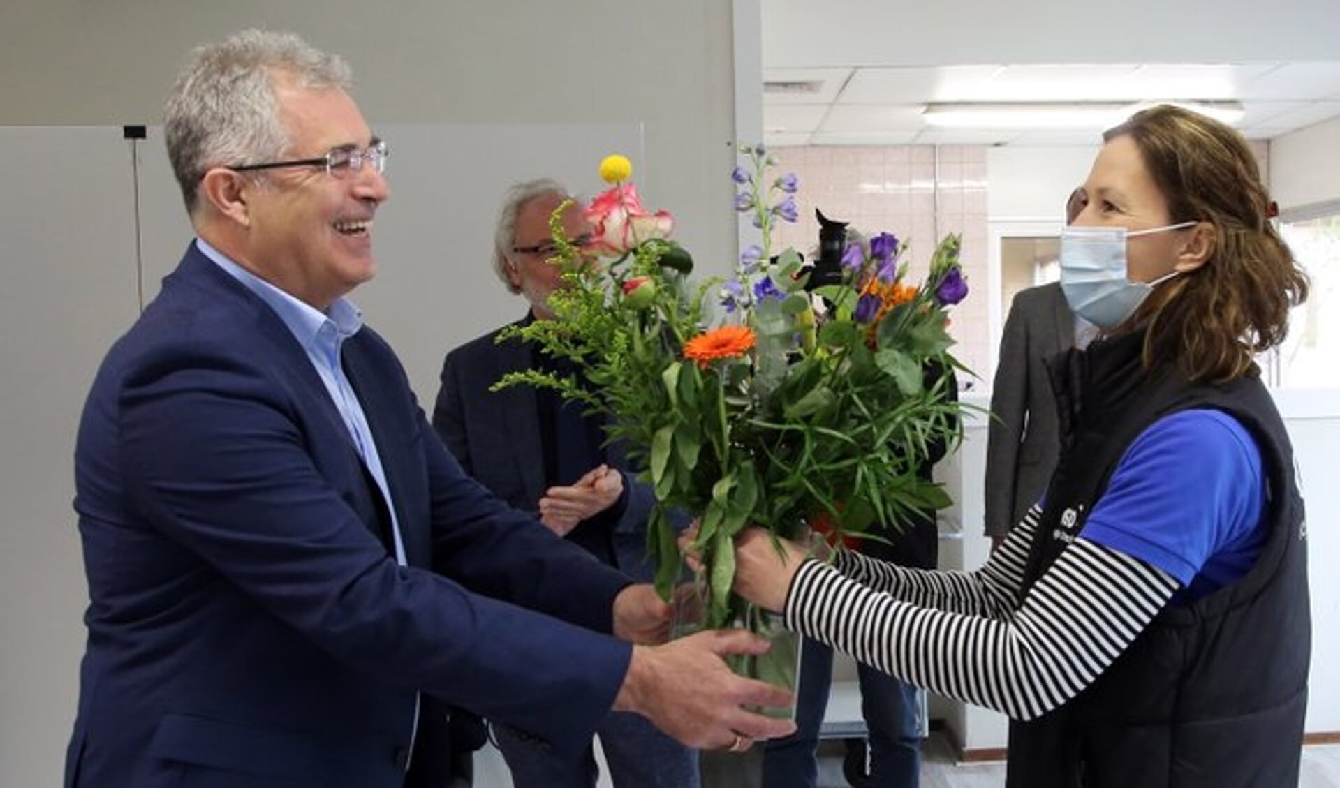 Wethouder Noorthoek feliciteert de  GGD  met de opening van de vaccinatielocati 