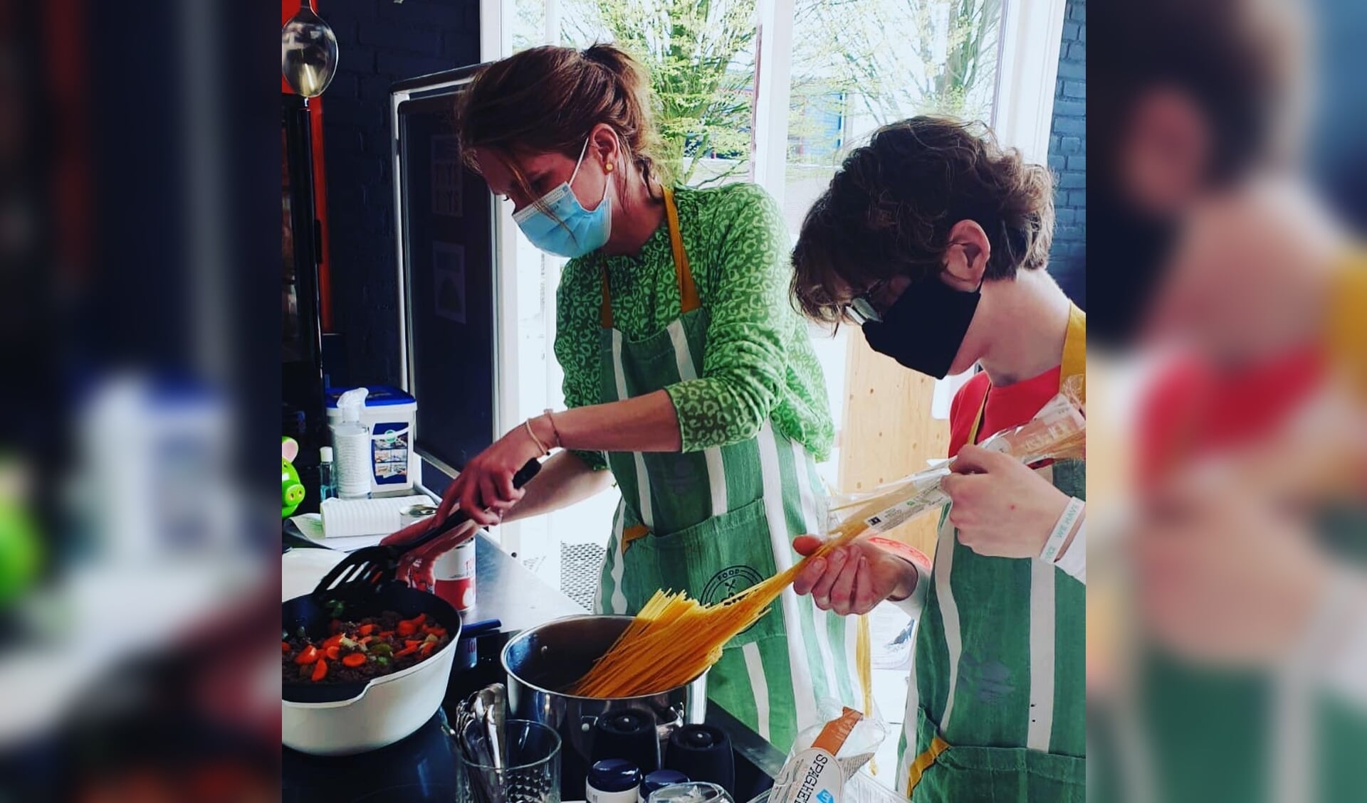 Lucienne Miltenburg kookt met een deelneemster