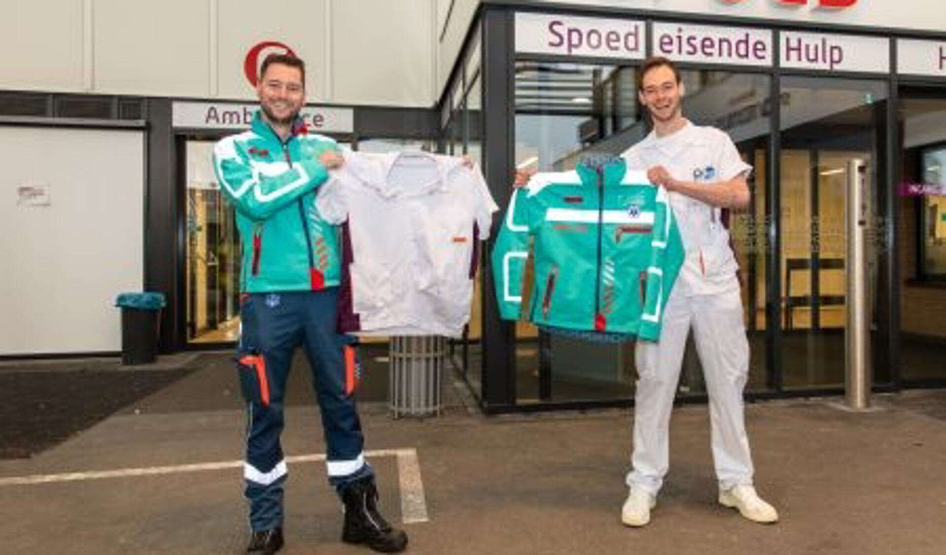 : ambulanceverpleegkundige Robin Heijgen (links) en bachelor medische hulpverlening Melvin Nietveld met hun geruilde tenue 