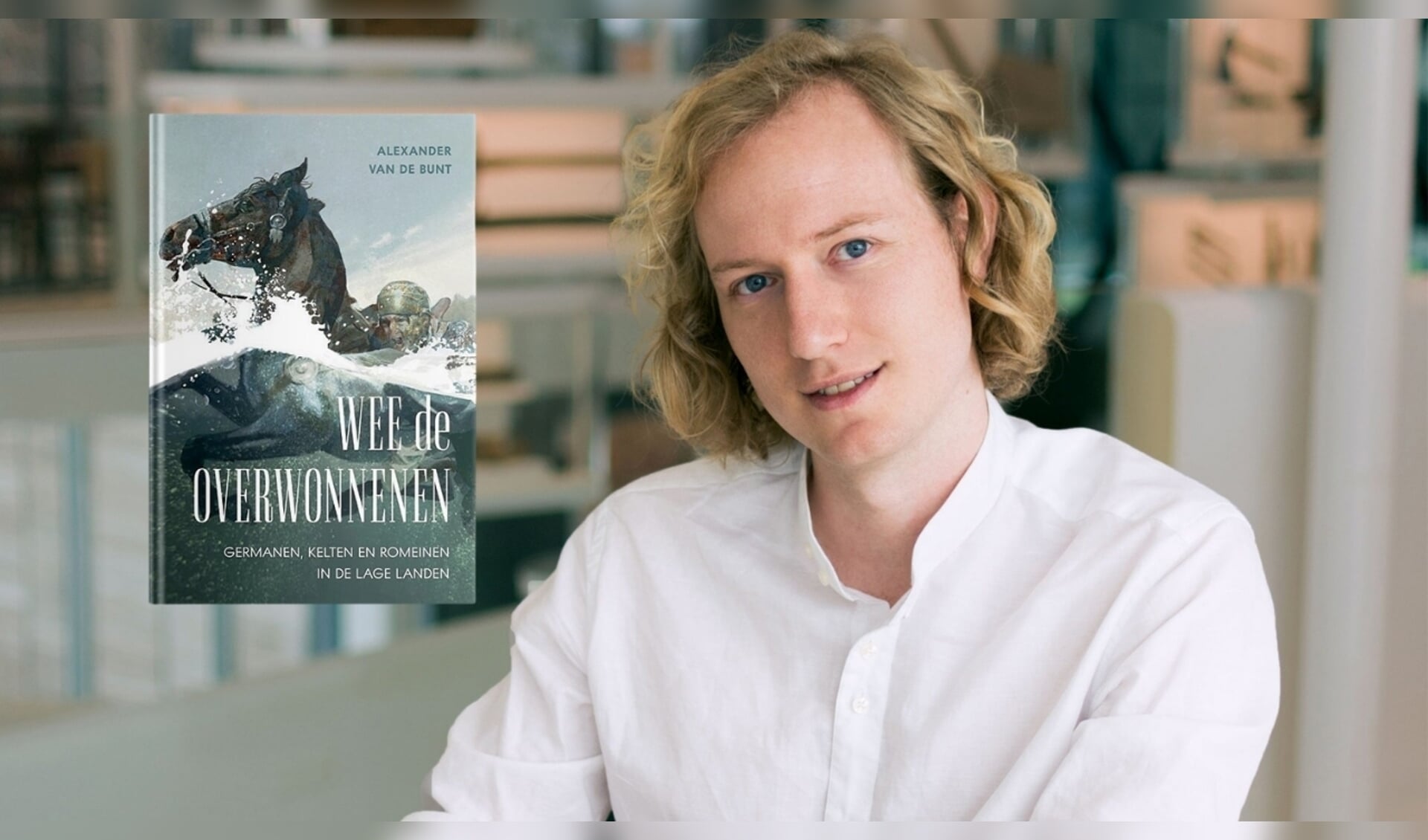 Alexander van de Bunt met de cover van zijn boek 'Wee de overwonnenen'
