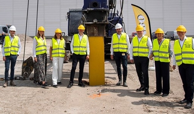 <p><em> Karel de Jong (directeur Supply Chain), Dylan Boudens (Projectleider ASK Romein Bouw), Monique Groenewoud – van Eerd (manager cultuur en DNA), Colette Cloosterman – van Eerd (CCO), Frits van Eerd (CEO), Tom Kropf (Commercieel directeur ASK Romein Bouw), Ton van Veen (CFO), mevrouw Kitty van Eerd en Cees van Vliet (COO). Niet op de foto maar wel bij de ceremonie aanwezig: Karel van Eerd.</em> </p>