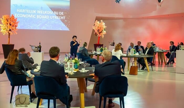<p><em>Dinerbijeenkomst van de Economic Board Utrecht waarbij Sharon Dijksma werd voorgedragen als voorzitter. Foto: Irene Vijfwinkel</em> </p>