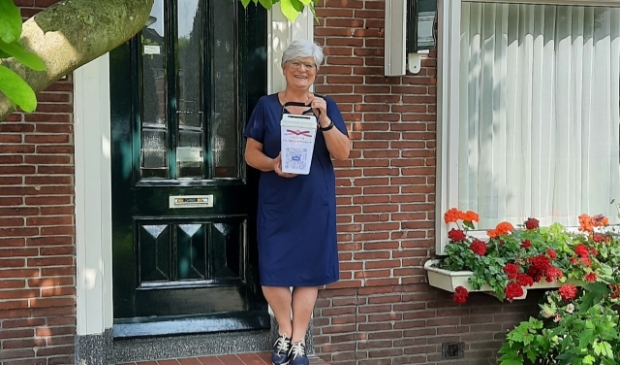 <p>Collectant Stichting de Mantelmeeuw komt bij u aan de deur (foto Mantelmeeuw).</p>