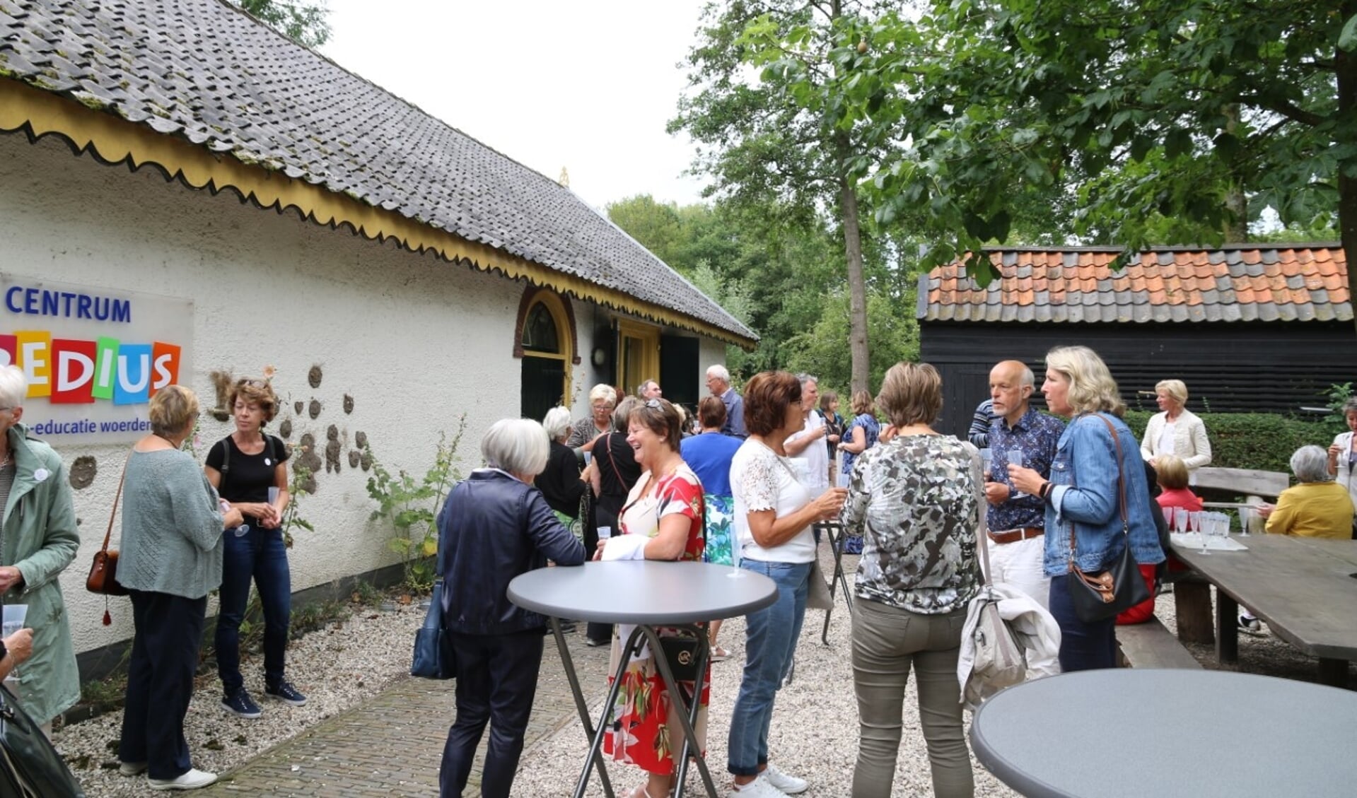  Vrijwilligers van het Logeerhuis ontmoeten elkaar en proosten op de opening (foto Lars Stoof) 
